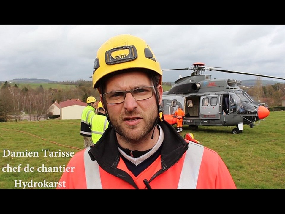 Une passerelle de 4 tonnes installée au lac de Pont depuis les airs !