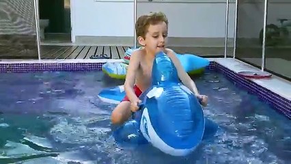 PAULINHO BRINCANDO NA PISCINA C/ GOLFINHO Inflável de Brinquedo para Crianças