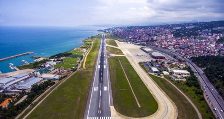 Скачать видео: Trabzon'da Havalimanı Trafiğe Kapatıldı, Ambulans Uçak Acil İniş Yaptı