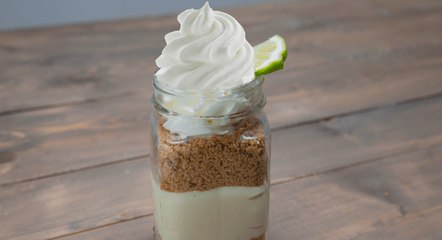 طريقة عمل فطيرة التشيز كيك غير المخبوزة بالليمون الحامض في برطمان