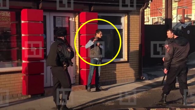 La magnifique arrestation d'un homme armé d'un couteau par la police