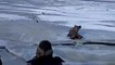 Des pêcheurs sur glace se font surprendre par une vague qui casse la glace