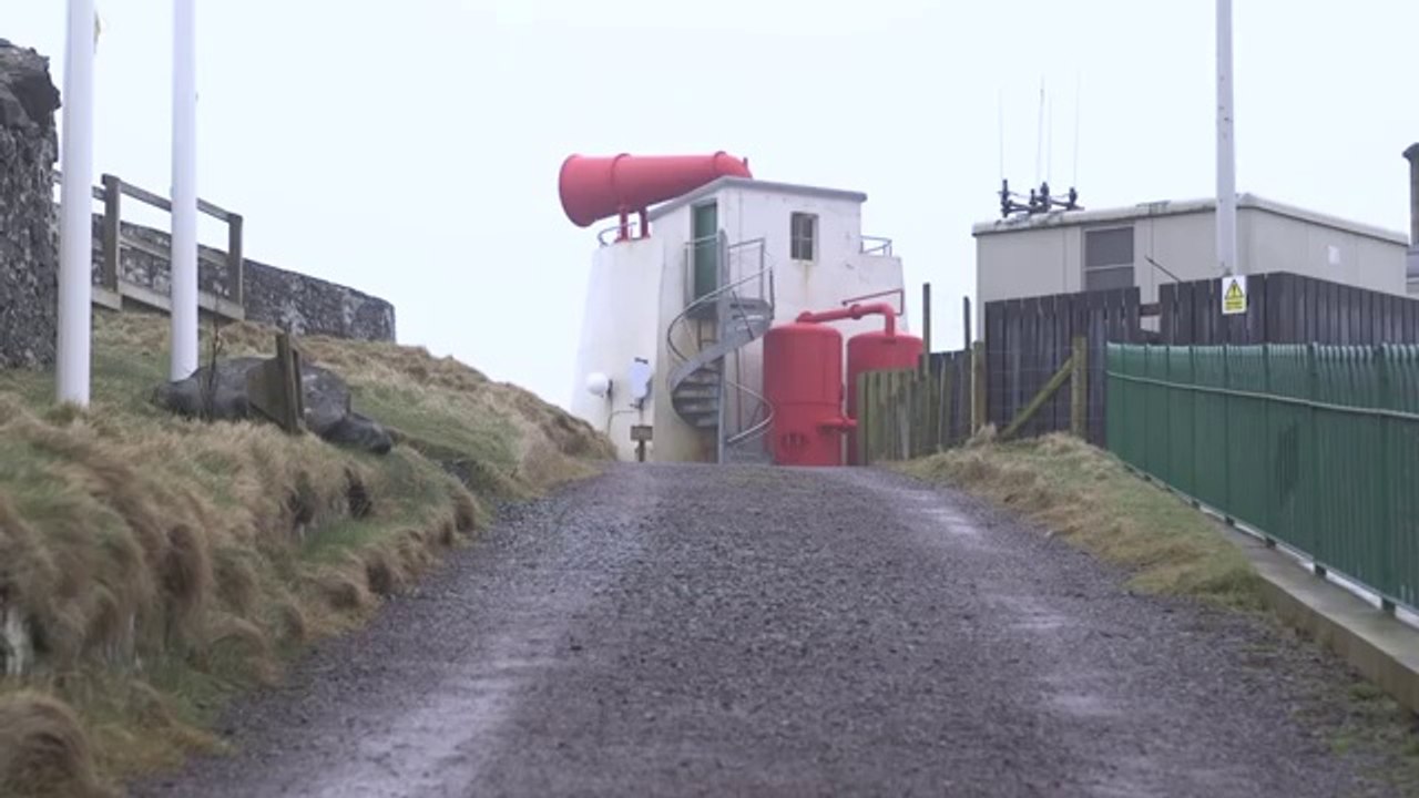 Il fait sonner la corne de brume du phare de Sumburgh Head. Quel son!!!!