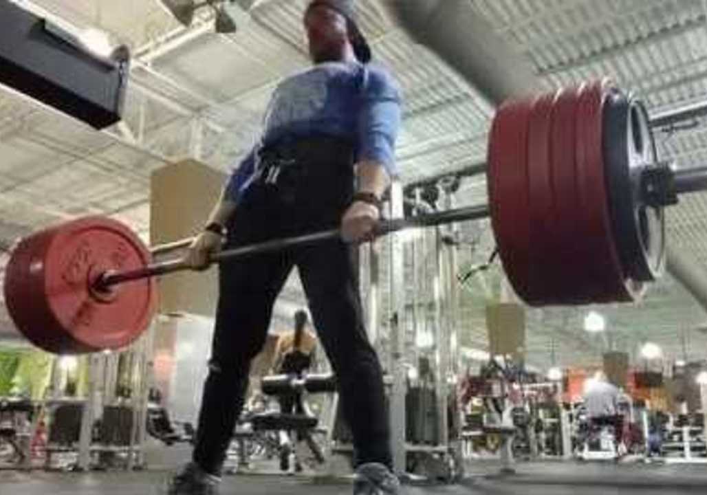 Man Deadlifts 475lbs With Ease