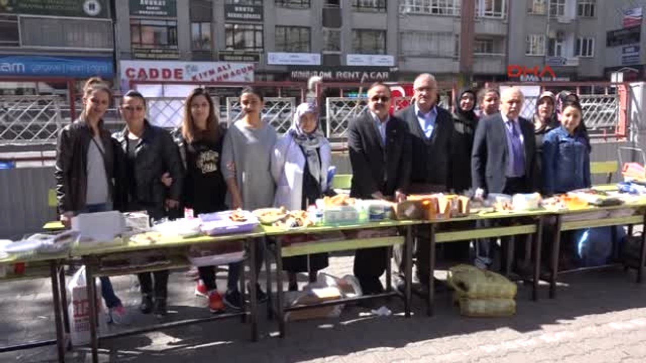 Kayseri İlkokul Öğrencilerinden Mehmetçik İçin Bahçede Kermes