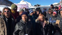 Hautes-Alpes : une centaine de personnes manifestent leur soutien aux migrants