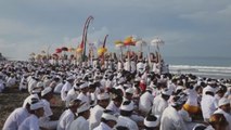 Celebran la ceremonia de purificación de Melasti en Bali