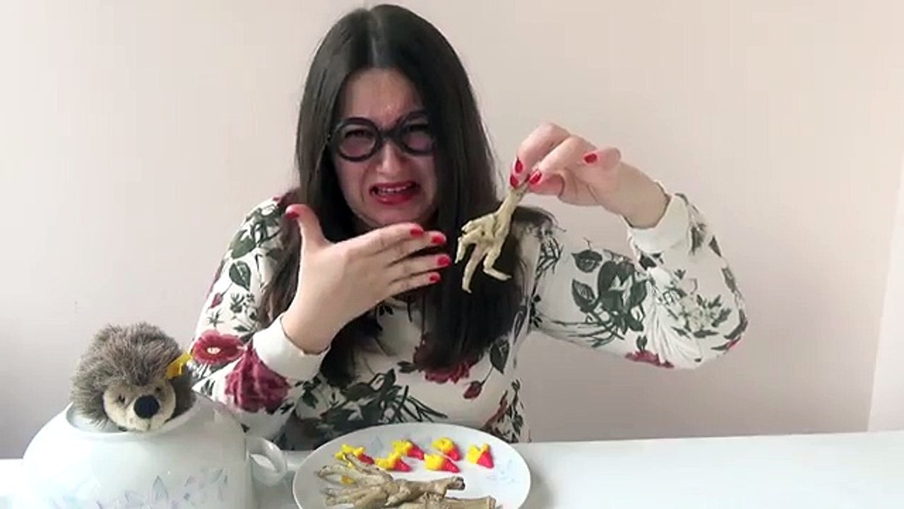 ЧЕЛЛЕНДЖ ОБЫЧНАЯ ЕДА ПРОТИВ МАРМЕЛАДА Лягушачьи и куриные лапки, настоящие улитки.