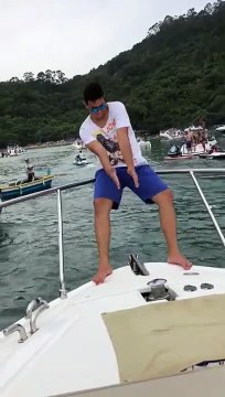 Il voulait impressionner des filles sur un bateau mais...