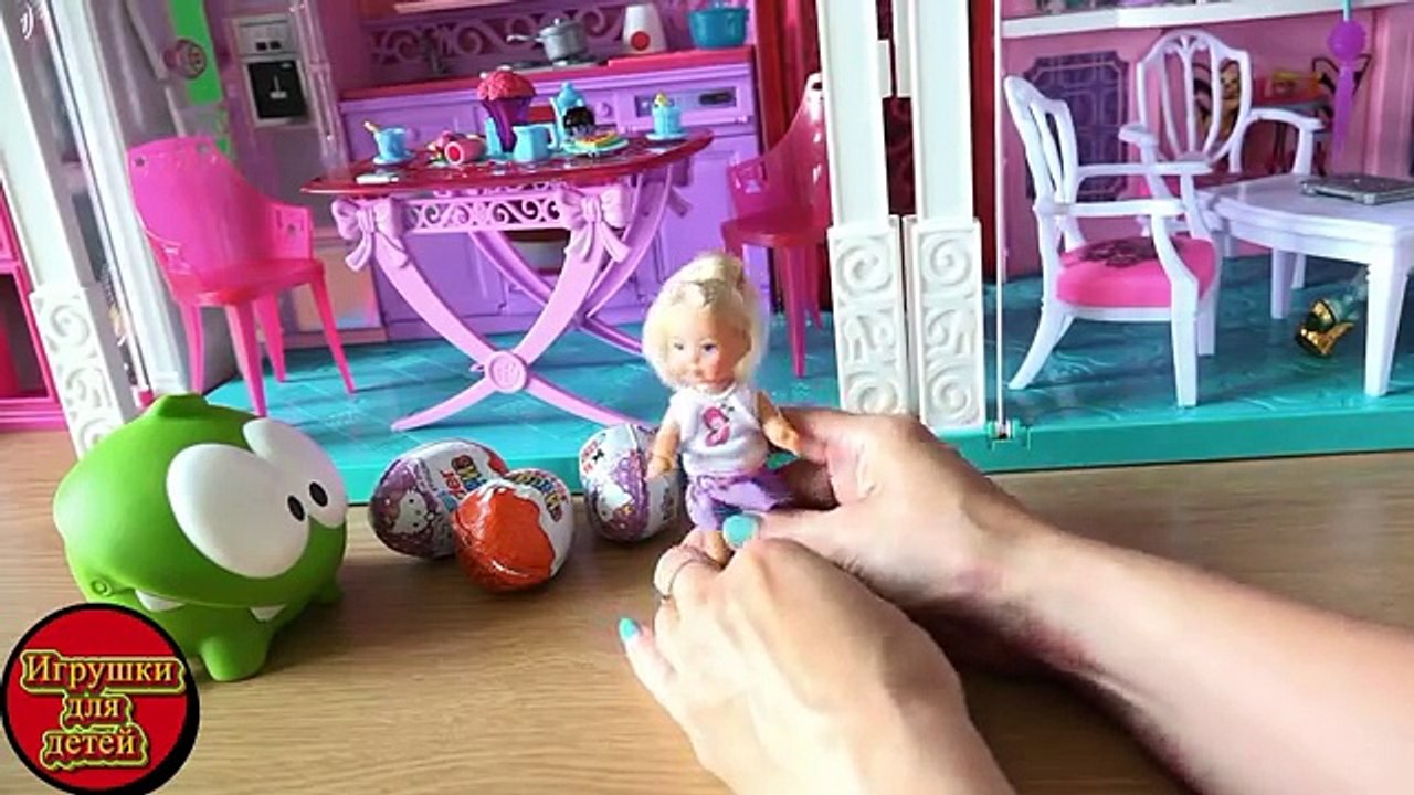 Киндерино в гостях в доме Барби, принес Челси и Рапунцель киндер сюрпризы Hello Kitty