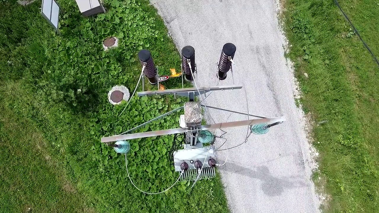 Inspection ligne électrique en vue aérienne par drone