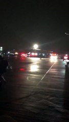 அவசரமாக தரையிறங்கிய விமானத்தில் இருந்து குதித்து தப்பிய பயணிகள்- வீடியோ