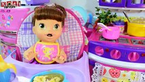JANTINHA E ROTININHA DA NOITE DA BABY ALIVE E LIMPANDO A COZINHA DE BRINQUEDO DAS BONECAS NOVELINHA