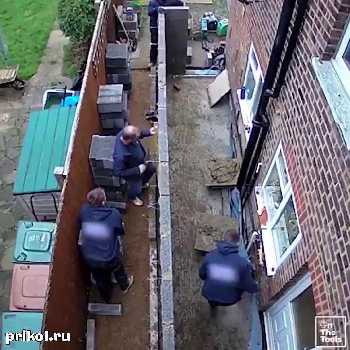 Régis fait le boulet après avoir fini de construire un mur