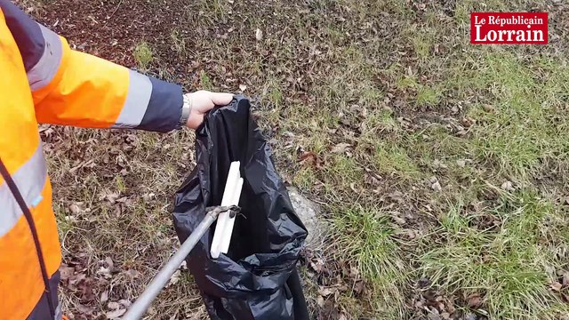 Avec ceux qui nettoient les bords des routes en Moselle