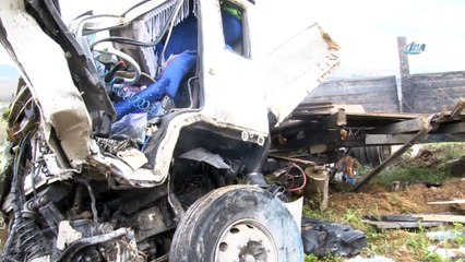 Kontrolden çıkan kamyon tarlaya uçtu: 3 yaralı