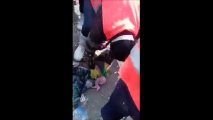 Ils sauvent deux nourrissons abandonnés sur une plage pleine de détritus