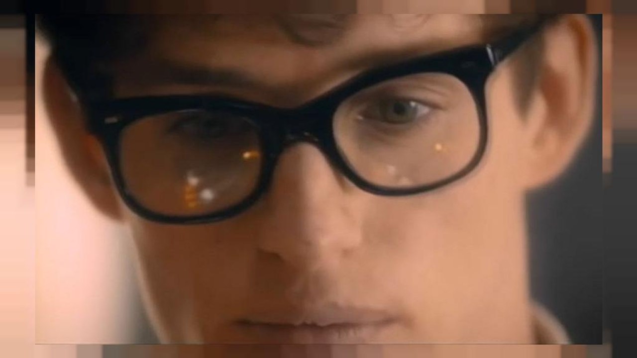 Eddie Redmayne spielt den jungen Hawking