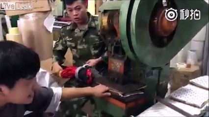 Cet ouvrier s'est coincé la main dans une presse... Douleur intenable