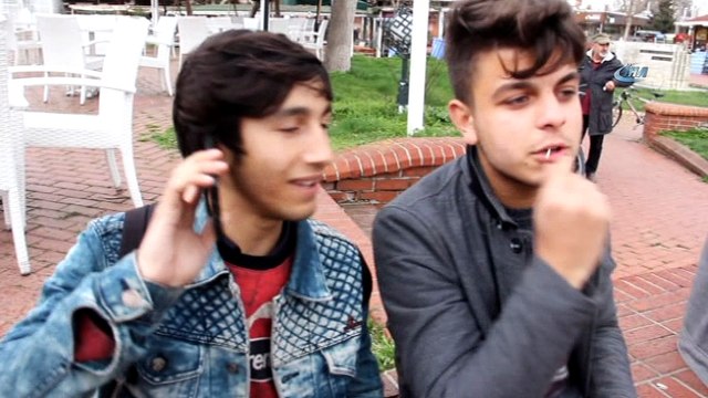 Çekirdek çitlediler, tehlikeye aldırış etmediler