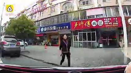 Chine :Des automobilistes donnent une correction à un conducteur de triporteur !