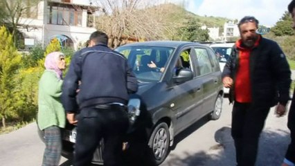 89 yaşındaki nine yola fırladı, caddeyi trafiğe kapattı