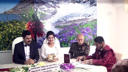 Fotoğraf çekmek için geldiği Hakkari'de polis memuru ile evlendi