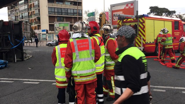 Marseille : un camion de transport de verre se renverse sous la passerelle Rabatau