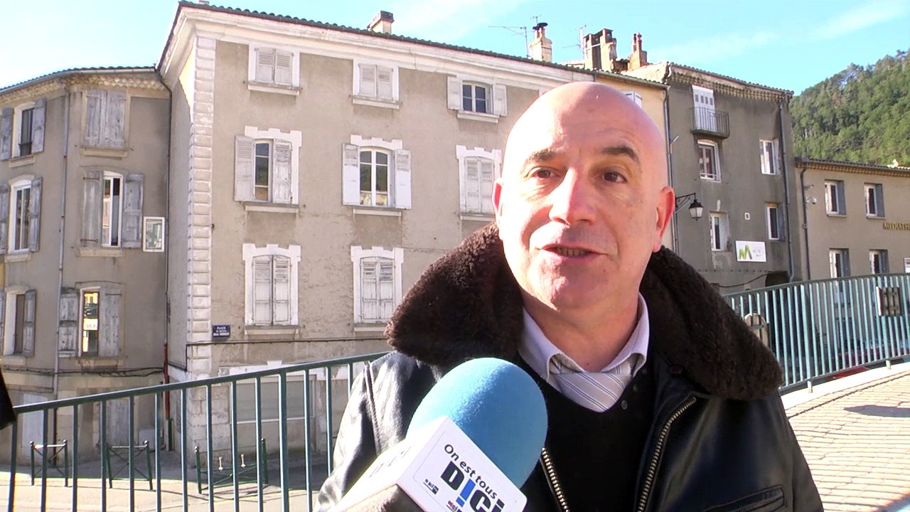 La classe de première du lycée Paul Arène de Sisteron était sur le marché ce mercredi non pas pour vendre des fruits et légumes mais pour récolter de l'argent pour leur entreprise. Car oui ces 15 lycéens ont créé "Palettes Design" une entreprise de meuble