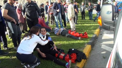 Antalya'da kontrolden çıkan otomobil minibüse çarptı: 8 yaralı