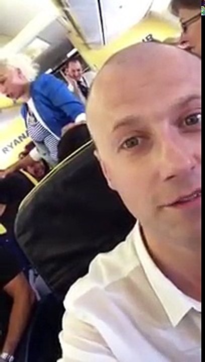 Русские туристы выбрасываются с самолета Ryanair