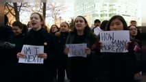 Öğrenciler bireysel silahlanma yasalarını protesto etti
