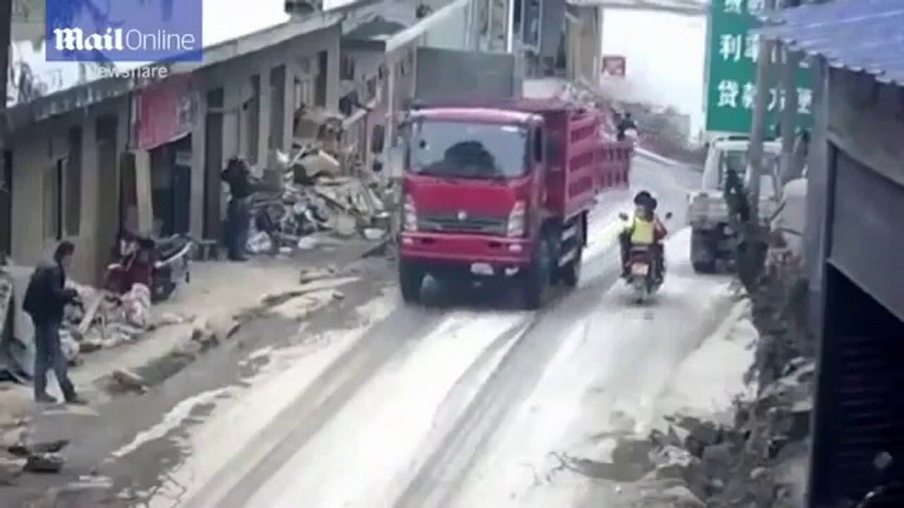 Ce scooter se fait renverser par la ridelle d'un camion mal fermée. Dur