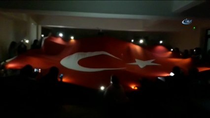 Üniversite öğrencilerinden Mehmetçiğe ışıklı ve şiirli destek