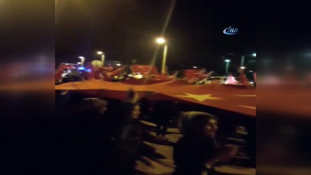 Sahte ihbarla çağrılan polis ekipleri Türk bayraklarıyla karşılandı