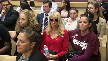 Atirador de Parkland é acusado formalmente um mês após massacre