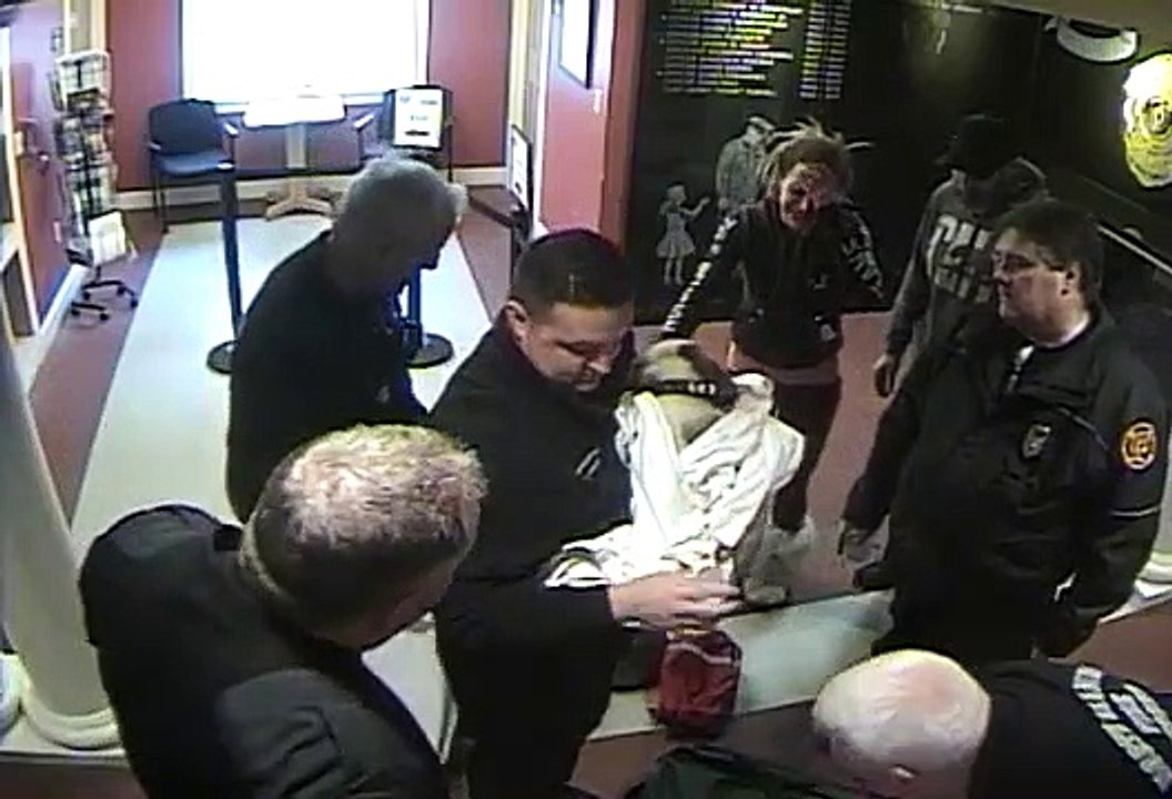 Sauvetage d'un chien par des policiers