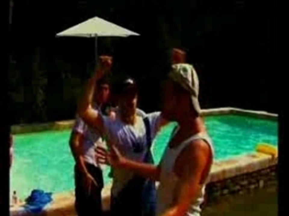 Rap autour de la piscine