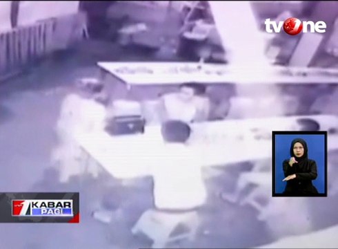 Aksi Penganiayaan dengan Senjata Tajam Terekam CCTV