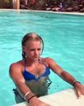 Une fille sort d’une piscine avec classe