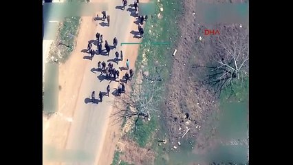 Afrin'de siviller yollarını kesen teröristlere direniyor! işte o görüntüler