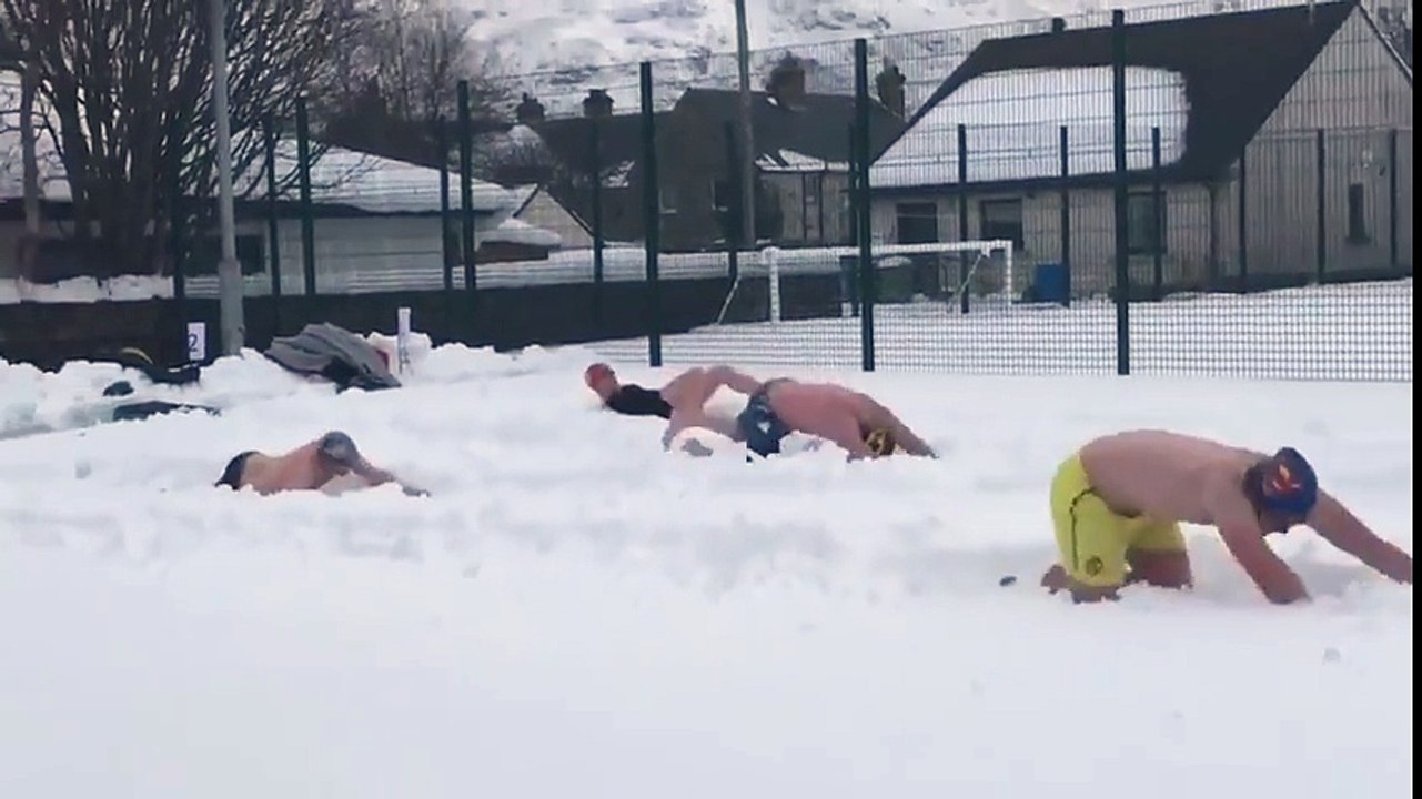 Ces fous nagent dans la neige !! 4 nages aller retour !