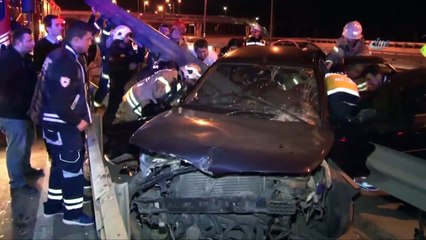 İstanbul'da Feci Kaza! Araç Bariyerlere Saplandı