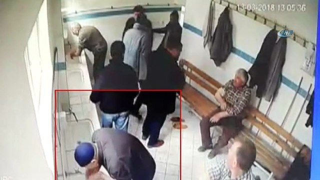 Cami’de ki hırsızlık saniye saniye kameralara yansıdı