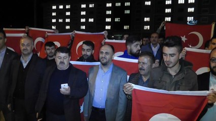 Yurtta kalan üniversitelilerden Zeytin Dalı Harekatına oda ışıklarıyla destek