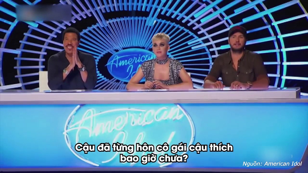 Katy Perry bị chỉ trích quấy rối tình dục khi hôn 1 cậu bé 19 tuổi tại American Idol