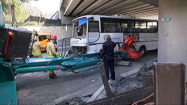 Yeşilköy'de bir tır üst geçide çarptı. Tırın devrilen dorsesi arkadan gelen otobüse çarptı. Olayda bir kişi yaralanırken ,olay yerine çok sayıda itfaiye ve polis ekibi sevk edildi.