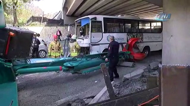 Yeşilköy'de bir tır üst geçide çarptı.