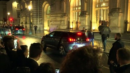 Visite de Macron à Tours: manifestation et bain de foule