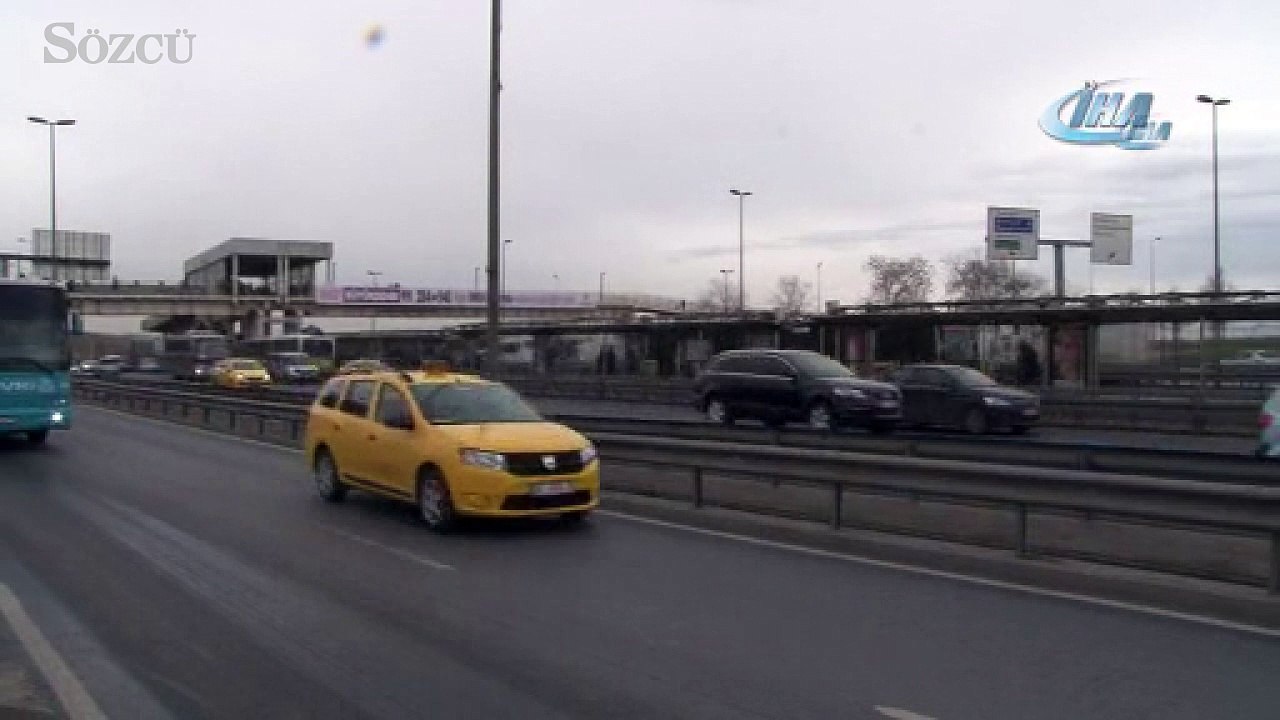 Metrobüs üst geçidinde bıçaklı saldırıya uğrayan genç hayatını kaybetti